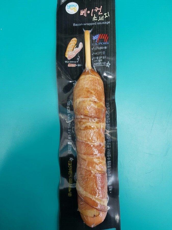 Sosis Bacon Korea yang dibungkus dengan bacon, dikenal karena ukurannya yang besar dibandingkan sosis lainnya.